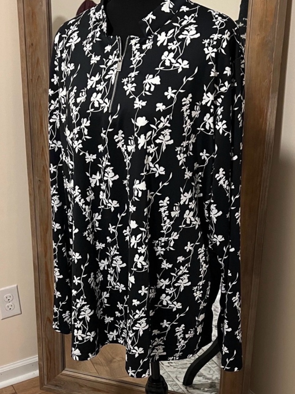 Tail White Label Women's Black & White Floral Long Sleeve 3/4 Zip-Front Tee